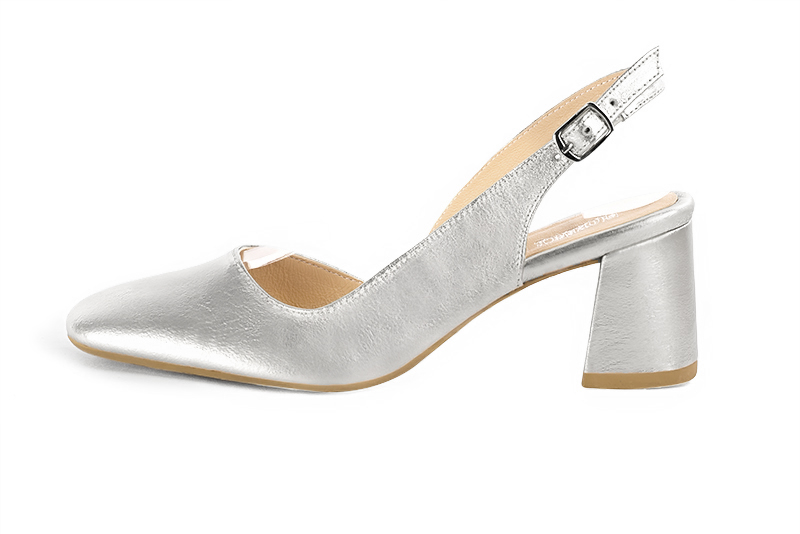 Light silver women's slingback shoes. Round toe. Medium flare heels. Profile view - Florence KOOIJMAN